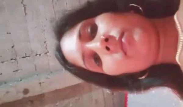 Gaon Ki Bhabhi Apna Chut Aur Gand Dikhate Hue