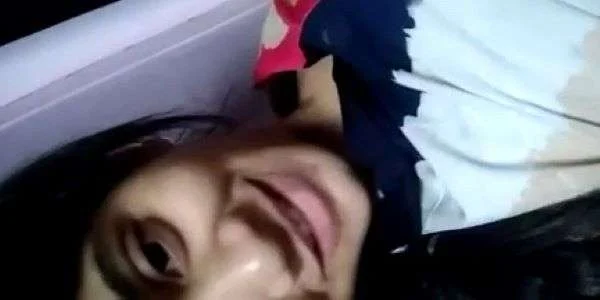 Dekhiye Kaise Es Pyari Si Ladki Ne Apni Chut Ko Masla Aur Gand Me Ungli Ki