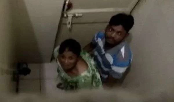 Puplic Toilet Me Sex Karte Hue Pakde Gaye