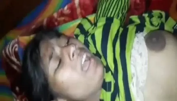 Gaon Ki Bhabhi Ko Chodte Hue Video Banaya