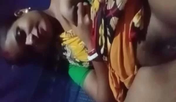 Lund Ki Pyaasi Gaon Ki Bhabhi Chut Me Ungli Karte Hue