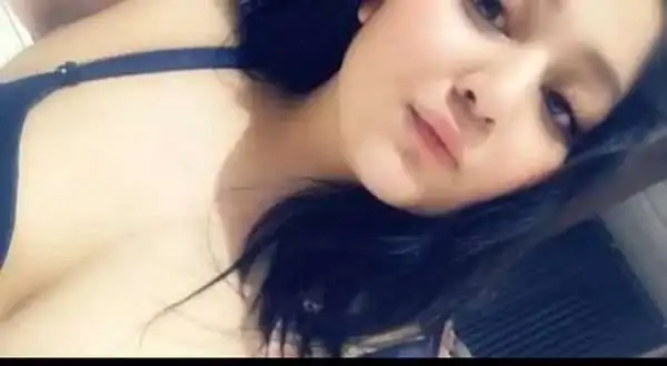 Hot Ladki Ne Apni Chut Me Ungli Karke Dikhaya