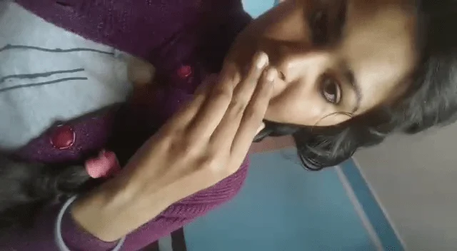 Kitni Gandi Smell Hain Chut Me Ungli Karke Sungha Ladki Ne