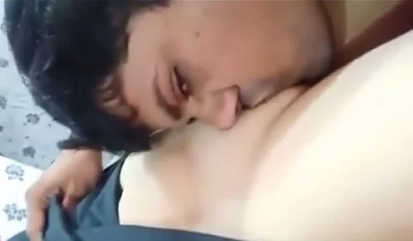 Beauty Parlour Me Chut Chat Khaya Aur MMS Banake Leak Kiya